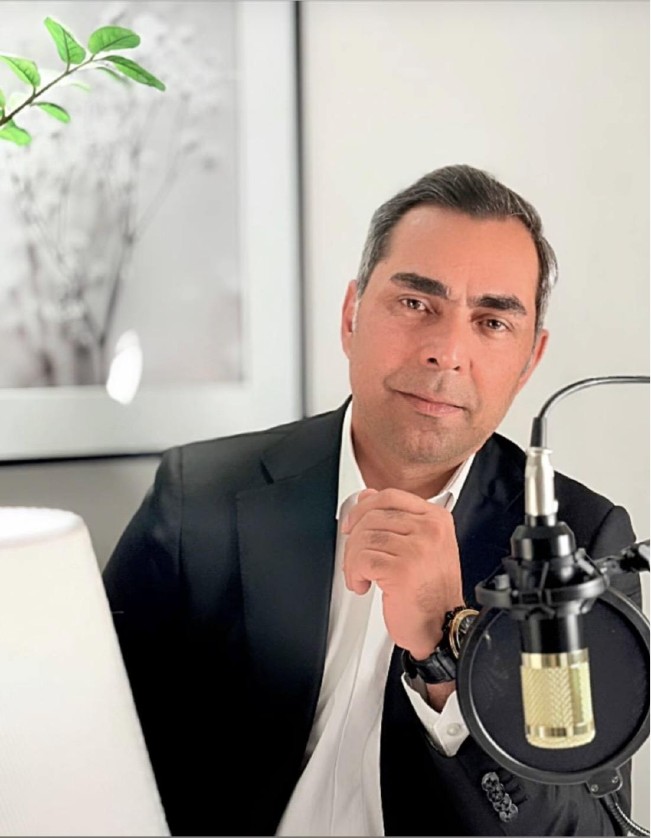 دکتر بهروز شوقی مطلق در حال کار